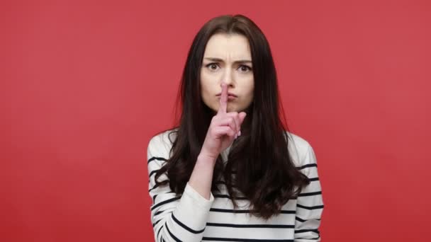 Retrato Mujer Sosteniendo Dedo Los Labios Mostrando Gesto Silencio Pidiendo — Vídeos de Stock