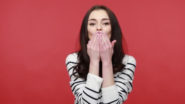Hezká Žena Která Posílá Vzdušný Polibek Dívá Kamery Flirtuje Demonstruje — Stock video