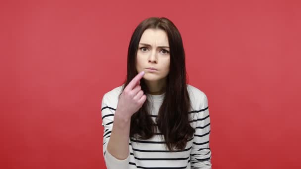 Portrait Brunette Woman Pointing Her Nose Saying Trickster You Liar — Stock Video