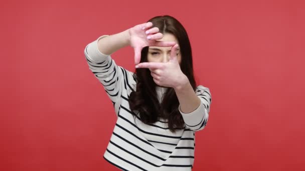 Portret Van Een Vrouw Kijkt Naar Camera Door Middel Van — Stockvideo