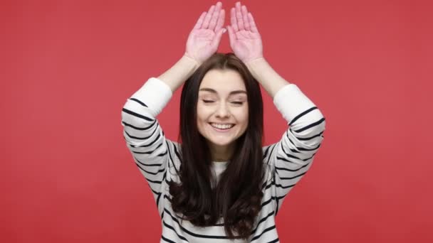 Retrato Mulher Mãos Dadas Acima Cabeça Mostrando Orelhas Coelho Flertando — Vídeo de Stock