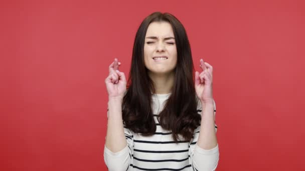 Portret Van Jonge Volwassen Vrouw Die Vingers Kruist Voor Geluk — Stockvideo