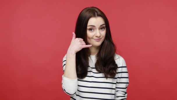 Retrato Mulher Fazendo Gesto Telefônico Perto Orelha Sorrindo Esperando Por — Vídeo de Stock