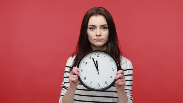 Portret Surowej Brunetki Wskazującej Duży Zegar Ścienny Ostrzegawczym Wyrazem Twarzy — Wideo stockowe