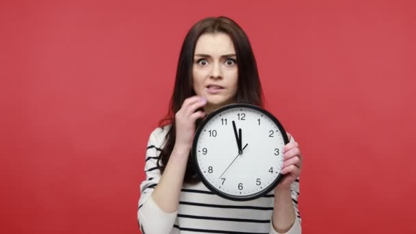 Портрет Нетерплячої Брюнетки Яка Кусає Нігті Тримає Великий Настінний Годинник — стокове відео
