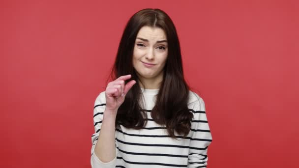 Kobieta Pokazuje Małe Rozmiary Palcami Sceptycznie Nastawiona Centymetrowego Cala Waga — Wideo stockowe