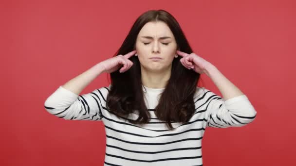 Portret Van Een Brunette Die Haar Oren Gesloten Houdt Niet — Stockvideo