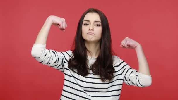 Mulher Mostra Bíceps Expressando Ambições Poder Para Tornar Bem Sucedido — Vídeo de Stock