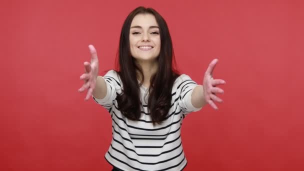 Щаслива Жінка Дає Вільні Обійми Простягнутими Руками Запрошуючи Обійняти Вітаючи — стокове відео