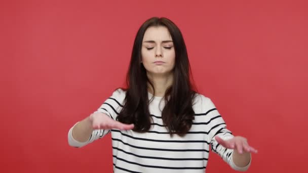 Retrato Mujer Trata Moverse Con Los Ojos Cerrados Tocando Espacio — Vídeo de stock