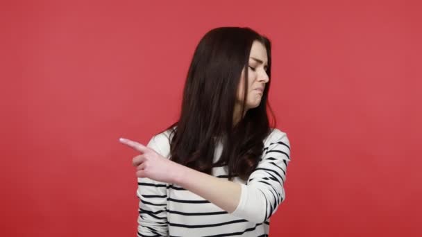 Молода Жінка Брюнета Стоїть Закритими Очима Ображеним Обличчям Вказуючи Вихід — стокове відео