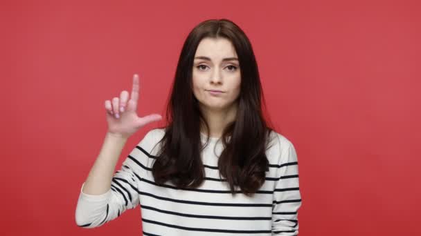 Γυναίκα Που Εκφράζει Ασέβεια Δείχνει Σημάδι Δάχτυλο Ηττημένος Κουτσός Χειρονομία — Αρχείο Βίντεο