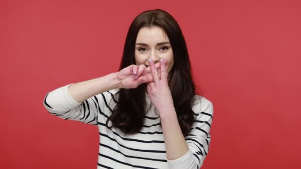 Portrait Woman Crossing Fingers Make Hashtag Sign Looking Camera Toothy — Stock Video