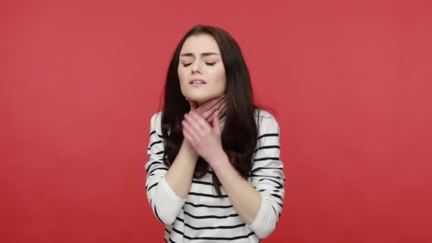 Portret Van Een Pijnlijke Vrouw Die Een Pijnlijke Nek Aanraakt — Stockvideo