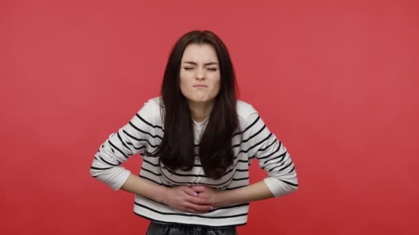 Retrato Una Mujer Frunciendo Ceño Por Dolor Sufriendo Período Doloroso — Vídeos de Stock