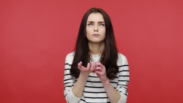 Retrato Mujer Concentrada Doblando Los Dedos Contando Mirando Con Contemplación — Vídeo de stock