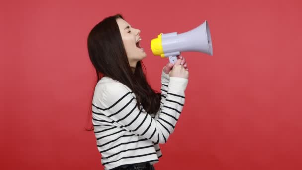 Zijaanzicht Portret Van Vrouw Praten Megafoon Verkondigen Van Nieuws Luid — Stockvideo