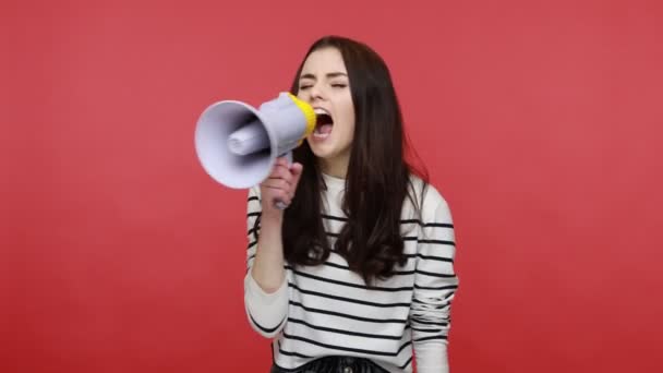 Portrait Woman Screaming Megaphone Proclaiming News Loudly Announcing Advertisement Wearing — Stock Video