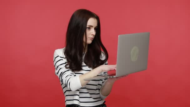 Mulher Com Emoções Positivas Trabalhando Laptop Olhando Sorrindo Para Exposição — Vídeo de Stock
