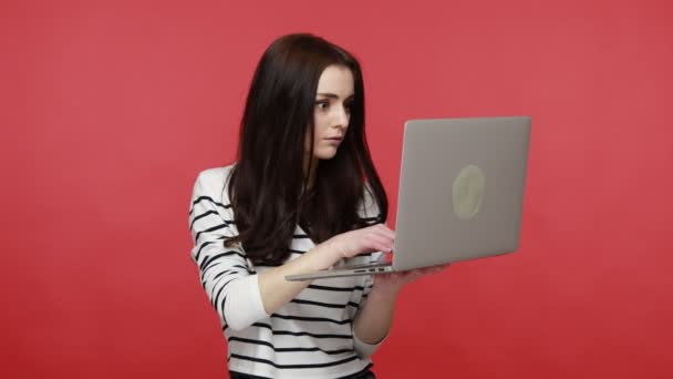 Portret Van Een Vrouw Die Laptop Vasthoudt Typt Online Werkt — Stockvideo