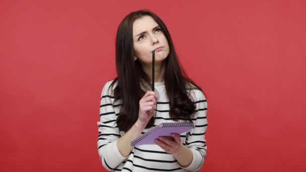 Porträt Einer Nachdenklichen Frau Die Sich Notizen Macht Gedanken Mit — Stockvideo