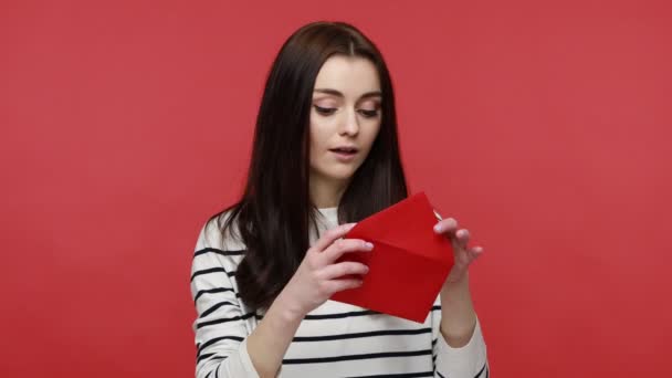 Portret Van Vrouw Die Enveloppe Opent Aangeraakt Door Brief Lezen — Stockvideo