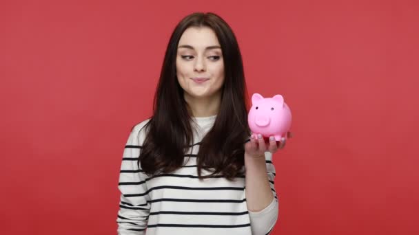 Retrato Sorrindo Jovem Mulher Colocando Bitcoin Ouro Banco Porquinho Investimento — Vídeo de Stock