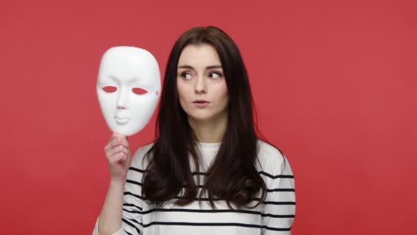 Retrato Mulher Atraente Segurando Máscara Branca Parar Sinal Trânsito Para — Vídeo de Stock