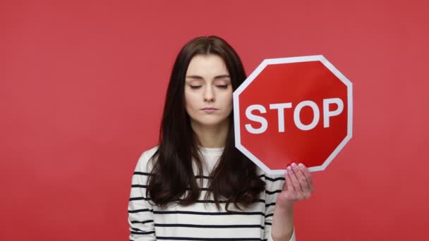 Retrato Una Mujer Seria Sosteniendo Las Manos Señal Stop Rojo — Vídeos de Stock