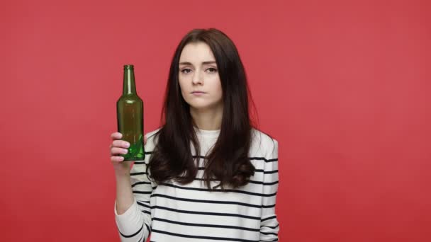 Портрет Женщины Красным Знаком Стоп Бутылкой Пива Призывает Отказаться Дурной — стоковое видео