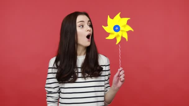 Mujer Feliz Jugando Con Molino Origami Soplando Girando Molino Viento — Vídeo de stock