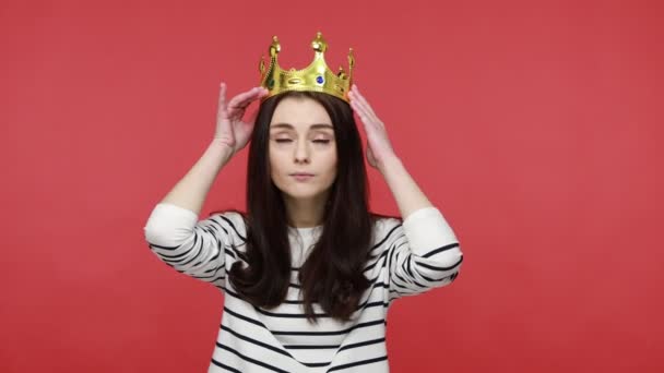 Portret Van Een Vrouw Met Gouden Kroon Zelfvertrouwen Trots Haar — Stockvideo