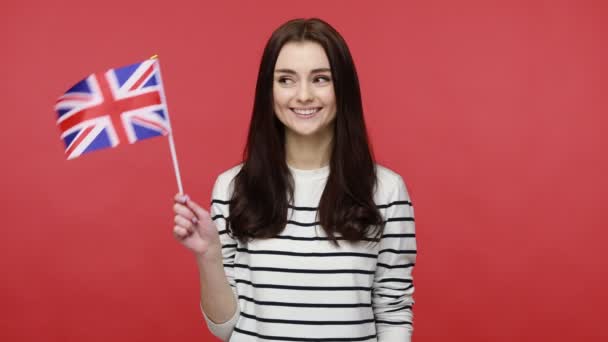 Mulher Acenando Bandeira Britânica Sorrindo Celebrando Feriado Nacional Dia Independência — Vídeo de Stock