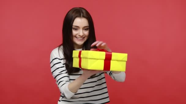 Potret Wanita Penasaran Membuka Kotak Hadiah Melihat Dalam Kecewa Untuk — Stok Video