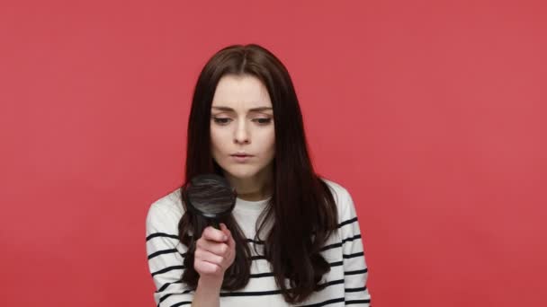 Portrait Femme Brune Tenant Une Loupe Dans Les Mains Inspectant — Video