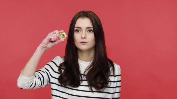 Portræt Trist Kvinde Viser Bitcoin Hvid Pil Peger Ned Udtrykker – Stock-video