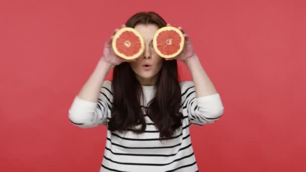 Portrét Vtipné Pozitivní Ženy Držící Zakrývající Oči Půlkou Grapefruitů Bavící — Stock video