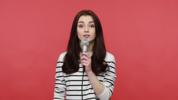 Retrato Mulher Atraente Inteligente Fica Com Microfone Jornalista Tomando Entrevista — Vídeo de Stock