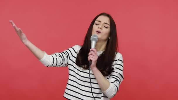 Retrato Mulher Encantadora Dançando Segurando Microfone Nas Mãos Cantando Músicas — Vídeo de Stock