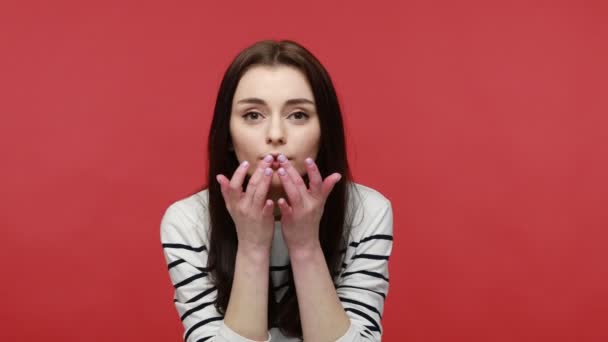 Retrato Mulher Olhando Espelho Admirando Pentear Cabelo Fazendo Procedimentos Cuidado — Vídeo de Stock