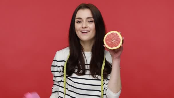 Egészséges Portréja Mérőszalaggal Kezében Fél Grapefruitot Súlyzókat Tartva Alkalmi Hosszú — Stock videók