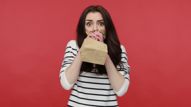 Retrato Mujer Que Apenas Respira Usando Bolsa Papel Tratando Calmarse — Vídeo de stock