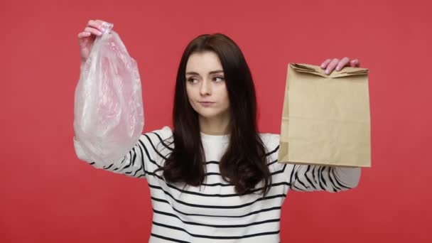 Portræt Glad Kvinde Holder Plast Papir Pakke Hænder Smilende Vælge – Stock-video