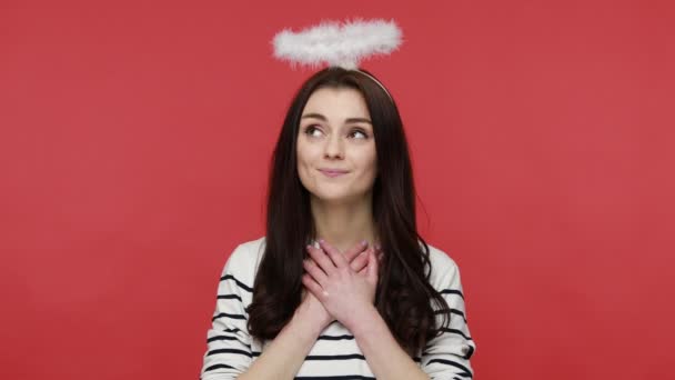 Portret Van Een Angstaanjagende Brunette Met Een Halo Het Hoofd — Stockvideo