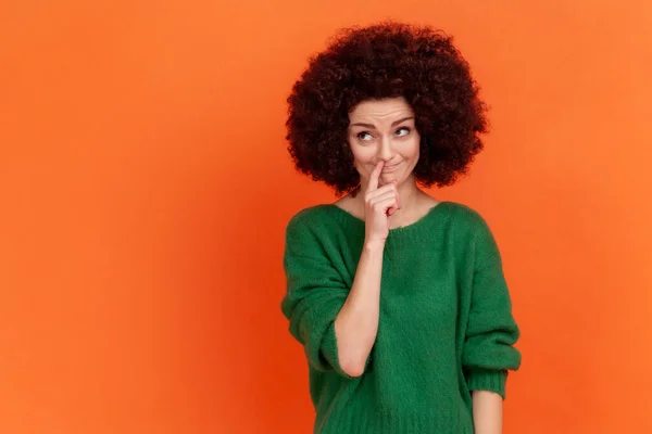 Femme Drôle Avec Une Coiffure Afro Portant Pull Style Décontracté — Photo