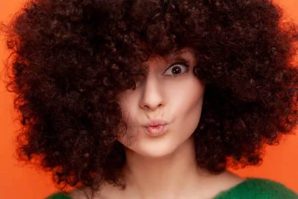 Primer Plano Retrato Mujer Con Peinado Afro Mirando Cámara Con —  Fotos de Stock