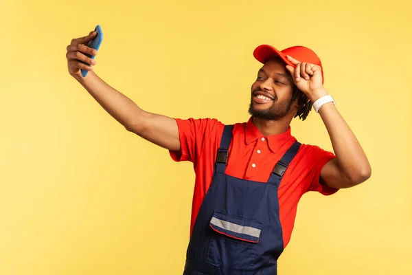 Tulum Giymiş Selfie Çeken Görüntülü Konuşan Müşteriyi Çevrimiçi Sipariş Kalitesi — Stok fotoğraf