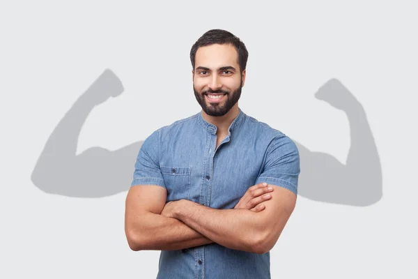 Framgångsrik Positiv Skäggig Man Blå Skjorta Fällbara Händer Bröstet Och — Stockfoto