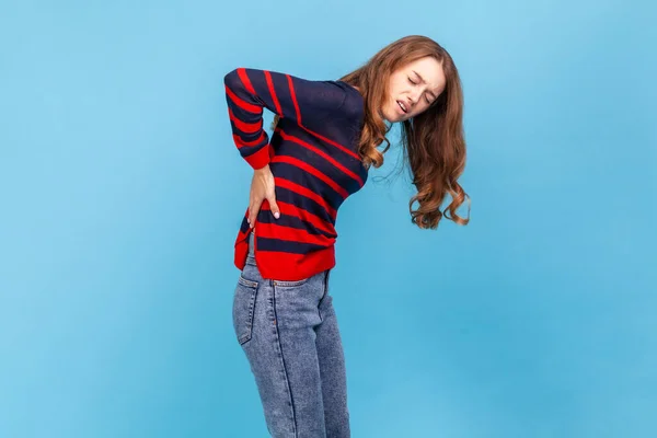 Profiel Portret Van Gefrustreerde Angstige Vrouw Met Gestreepte Casual Stijl — Stockfoto