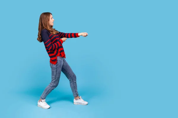 Volledig Profiel Portret Van Vrouw Met Gestreepte Casual Stijl Trui — Stockfoto